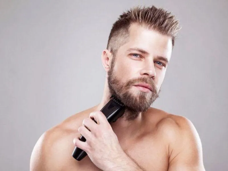 Vệ sinh râu sạch sẽ bằng dầu gội chuyên biệt để tránh viêm nhiễm và gàu râu