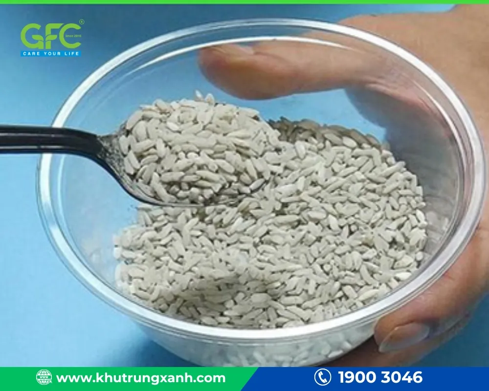 Việc rang gạo sẽ giúp toả ra mùi hương đặc trưng, giúp dẫn dụ chuột ăn bả hiệu quả